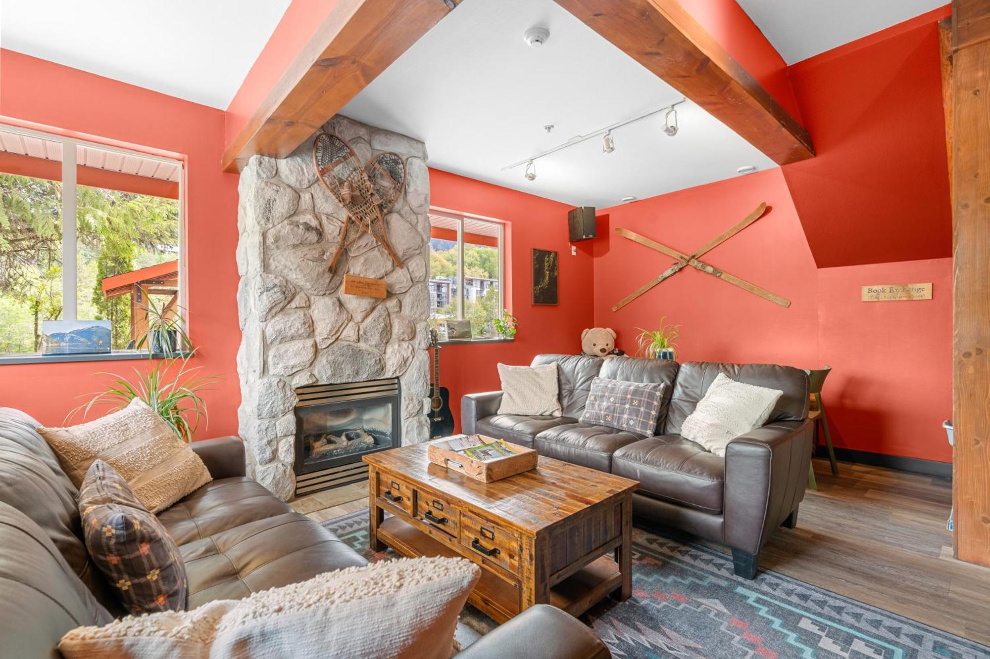 Squamish Adventure Inn מראה חיצוני תמונה