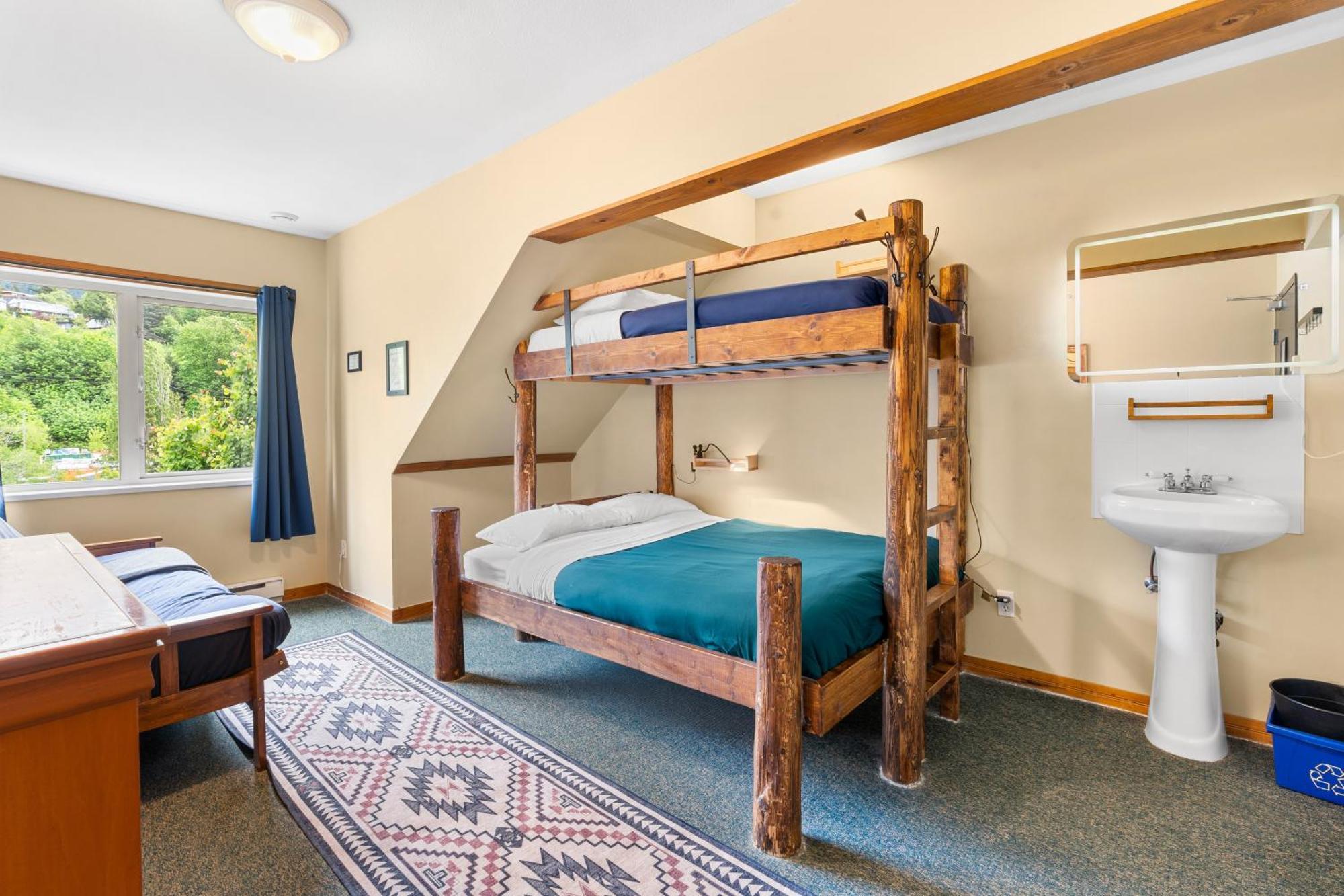 Squamish Adventure Inn מראה חיצוני תמונה