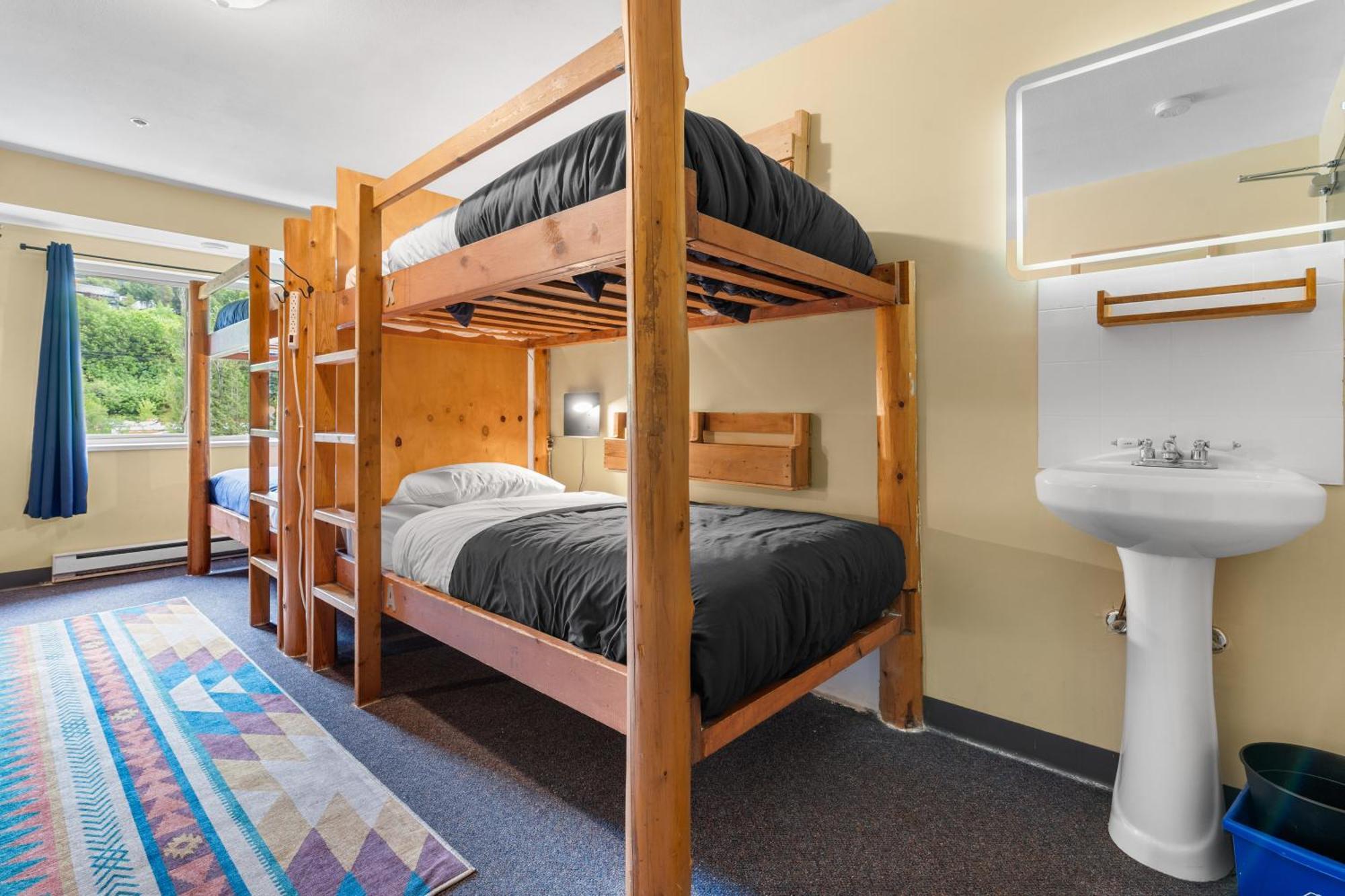Squamish Adventure Inn מראה חיצוני תמונה