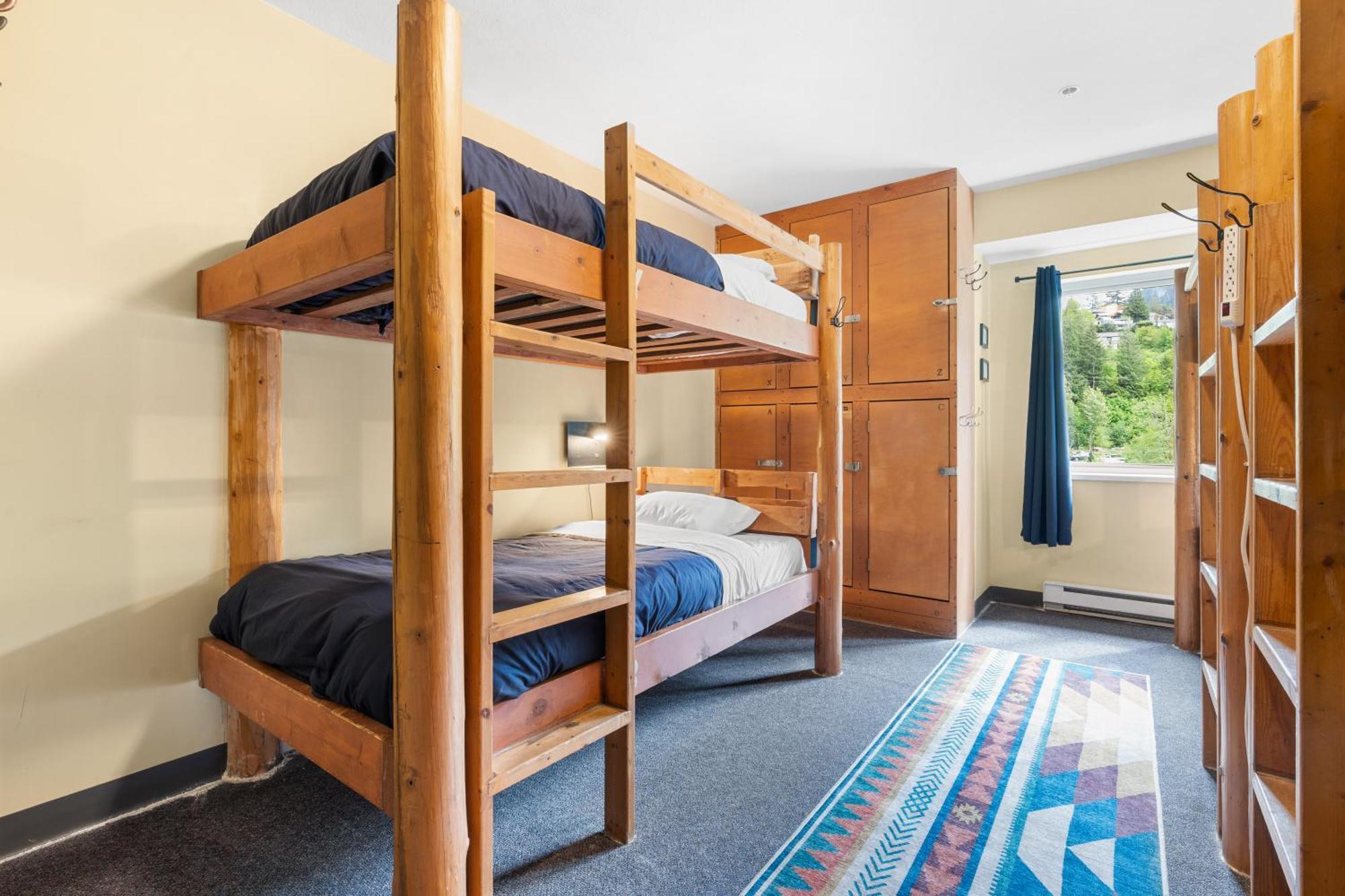 Squamish Adventure Inn מראה חיצוני תמונה