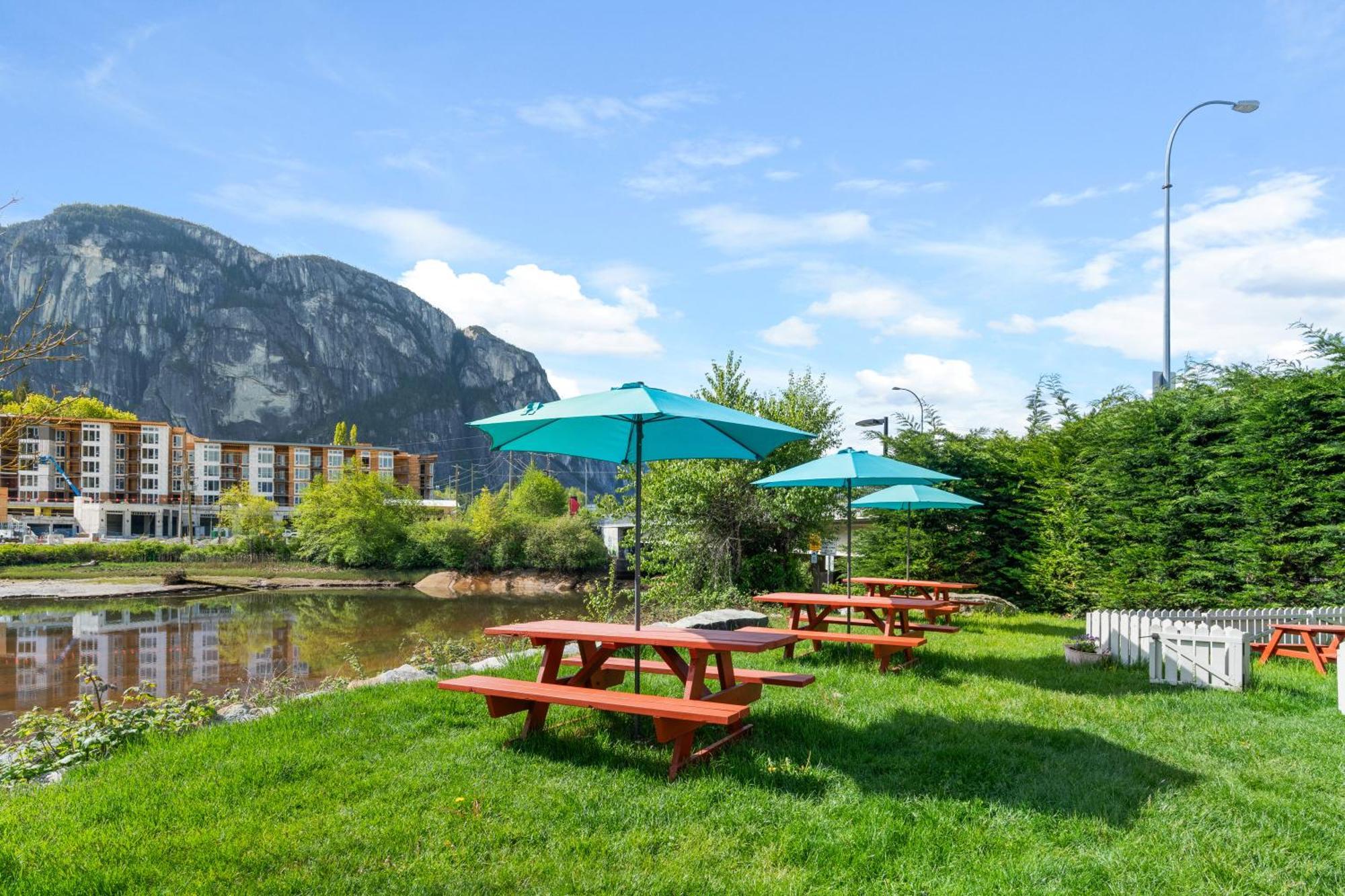Squamish Adventure Inn מראה חיצוני תמונה